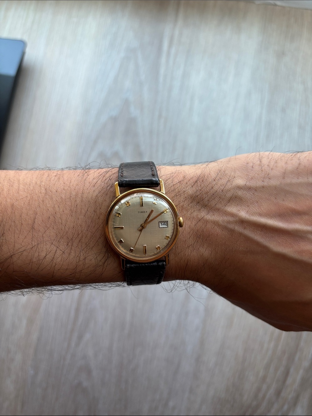 Vintage 1979 Timex Gold Tone Case with Brown Leather Strap - Picture 5 of 6